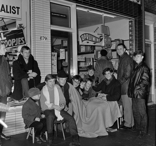 126268 Afbeelding van wachtende klanten voor de deur van Radio Succes (Amsterdamsestraatweg 179-181) te Utrecht om bij ...